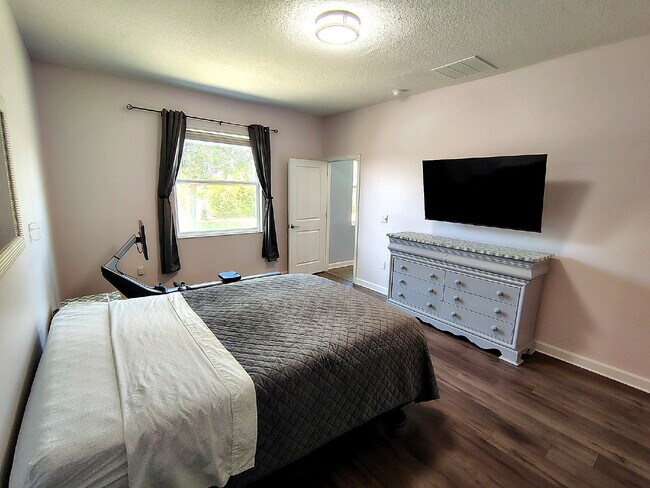 Building Photo - "Resort-Style Living in Davenport: Spacious 4-Bedroom Home with Solar Panels, Internet Included &...