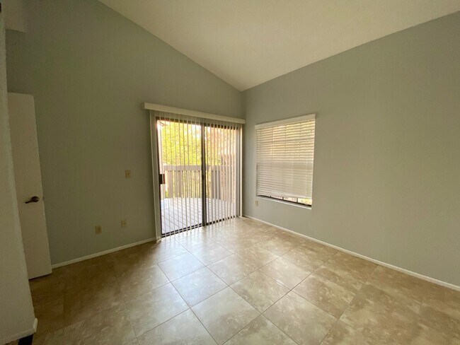 Building Photo - Woodlake Gated Condo Community 2 BD for Le...