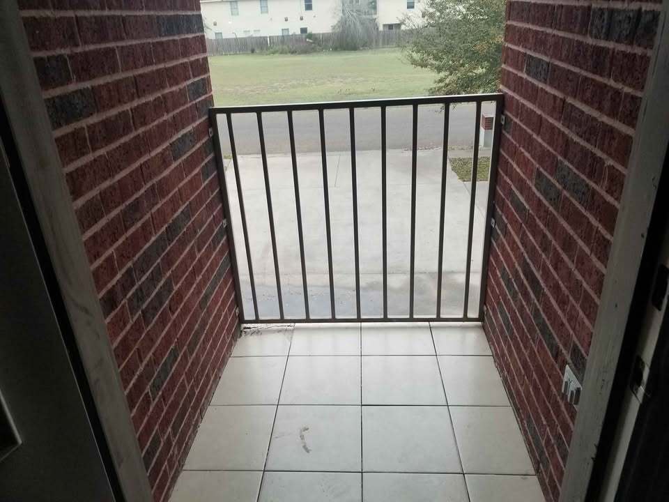 Building Photo - 1409 W Kiwi Ave