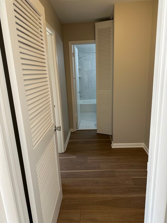 Building Photo - 10619 Weymouth St