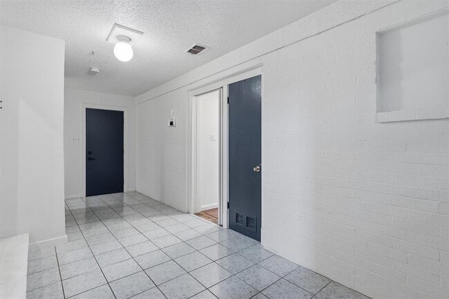 Building Photo - 2204 Santa Rita St