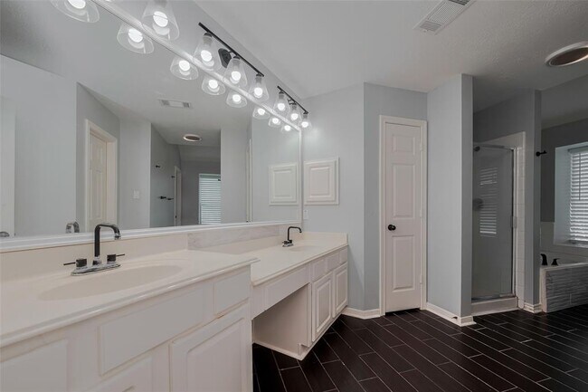 Building Photo - 311 N Esplanade Ln