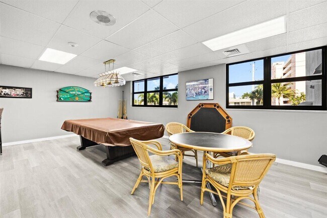 Building Photo - 1401 N Riverside Dr