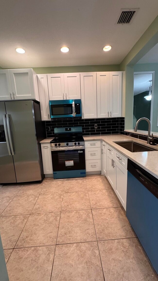 Building Photo - 6422 Park Lake Cir