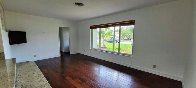 Building Photo - 949 W Royal Palm Rd