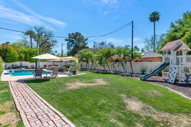 Building Photo - 1021 W Encanto Blvd