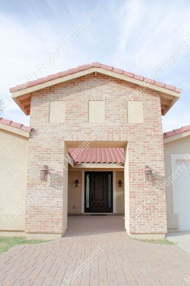 Primary Photo - Spacious Custom Home Near Lindsay and McKe...