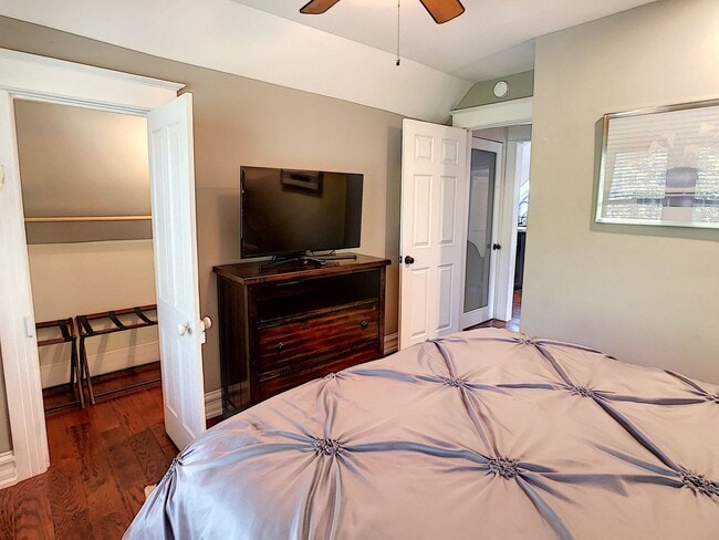 Building Photo - Sherman St- JK