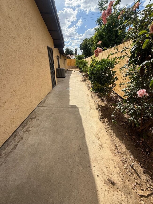 Building Photo - Spacious 4-Bedroom Home in Northeast Bakersfield