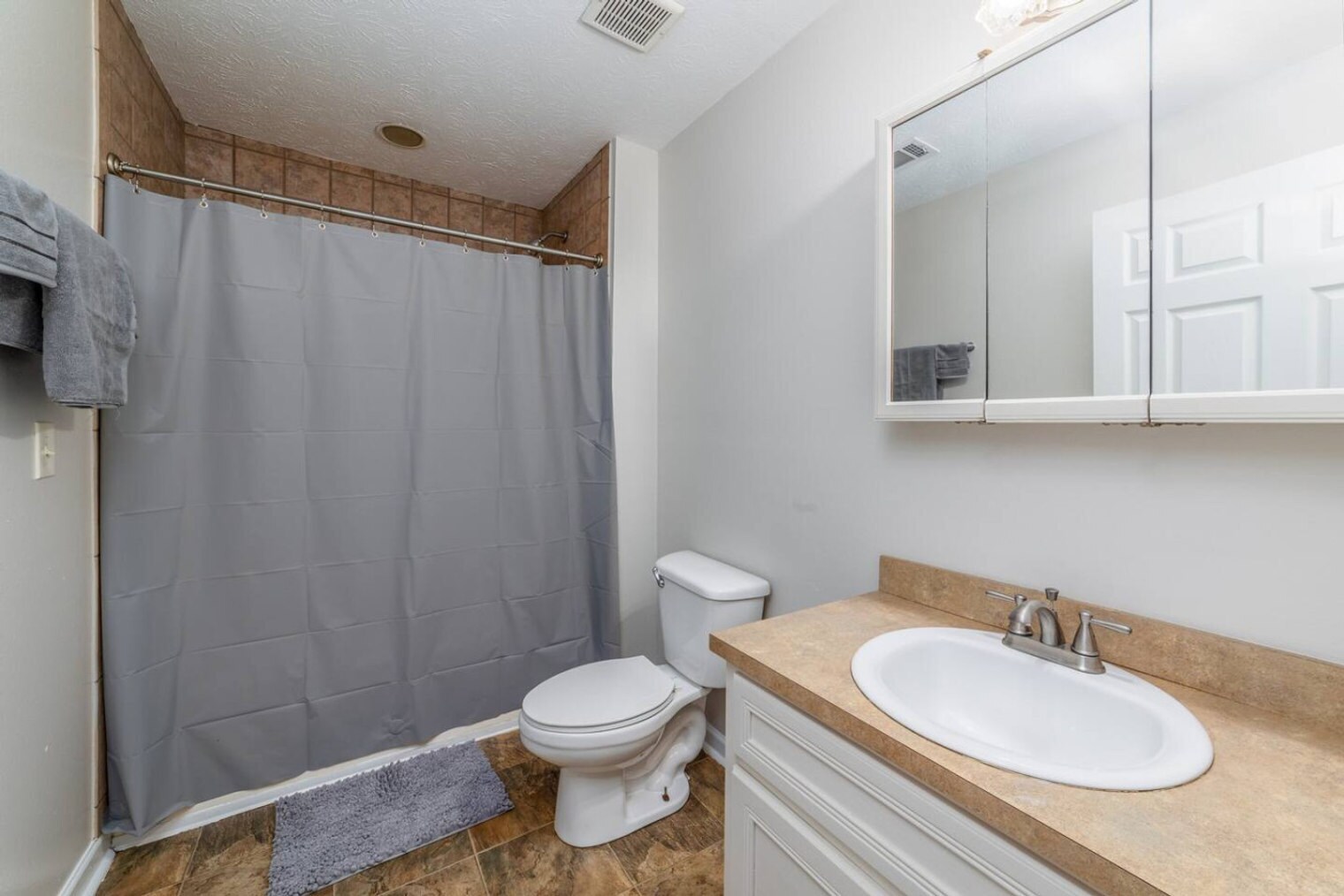 Building Photo - 224 N Oakley Dr