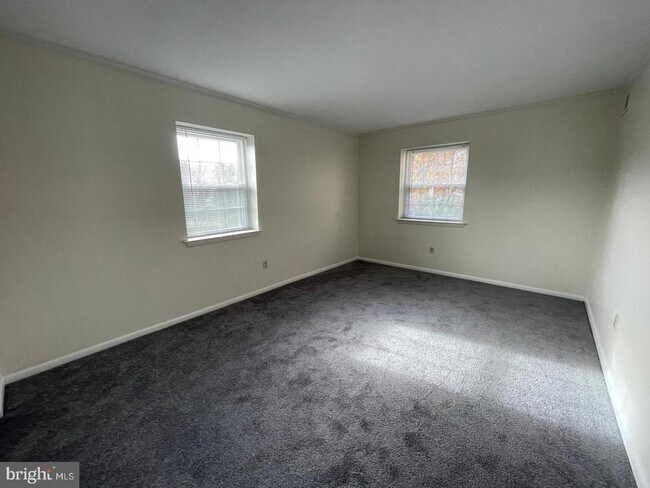 Building Photo - 3017 Valley Dr