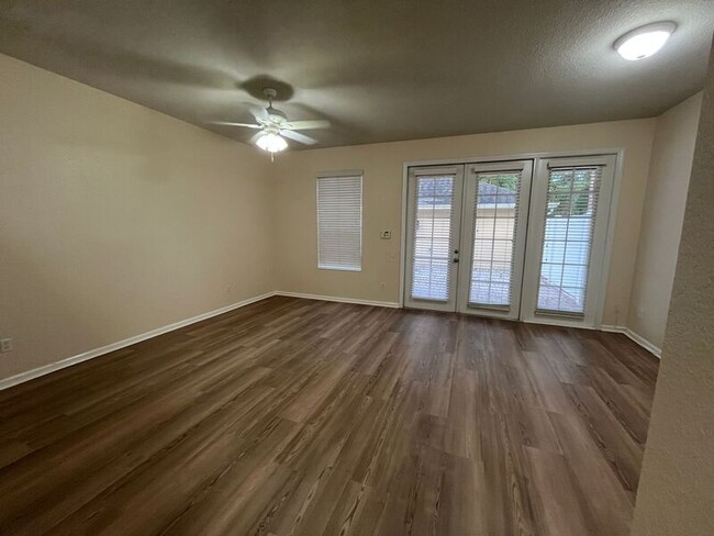 Building Photo - 12856 Salomon Cove Dr