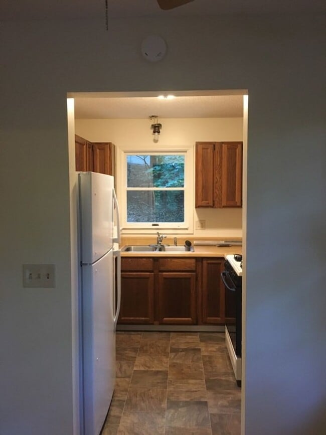 Building Photo - SPACIOUS 2 BEDROOM IN HOLIDAY HILLS AREA