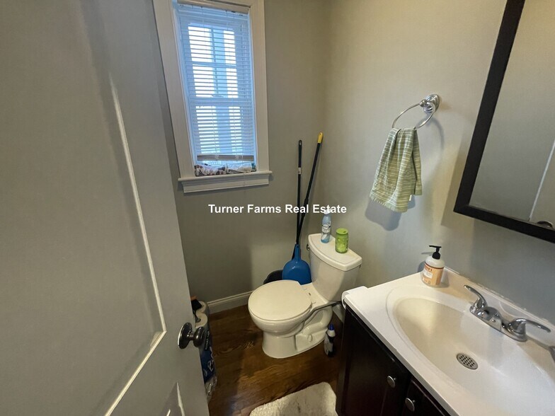 Building Photo - 47 Beech Glen St