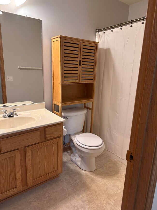 Building Photo - Three bedroom 3 bathroom in popular Bellevue
