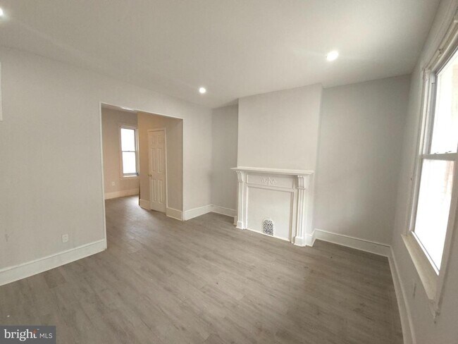 Building Photo - 54 Farson St
