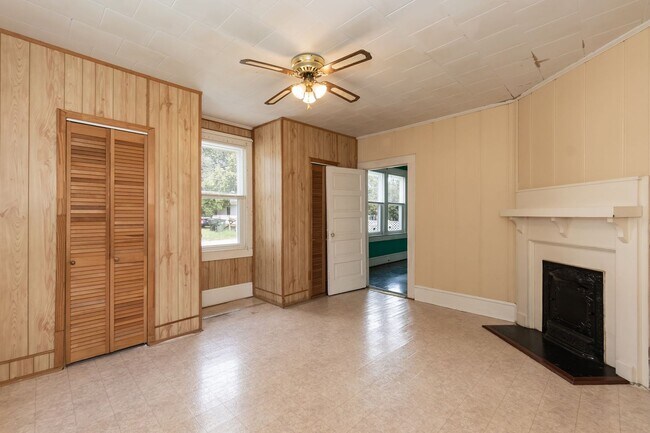 Building Photo - Charming 2-Bedroom Home in Burlington