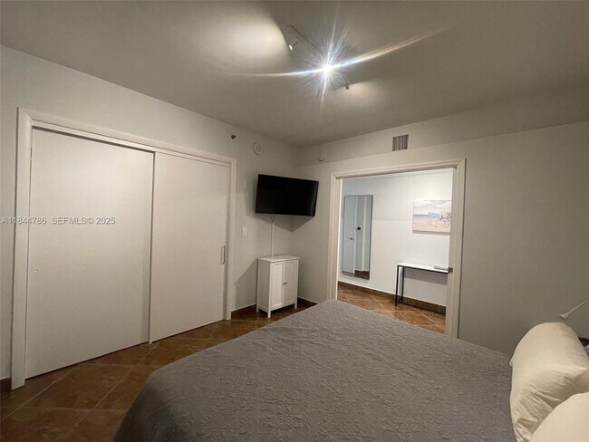 Building Photo - 1830 S Ocean Dr