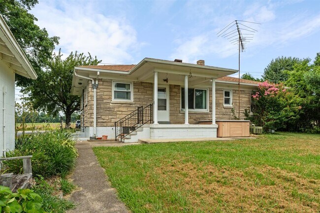 Building Photo - 2725 Rhodelia Rd