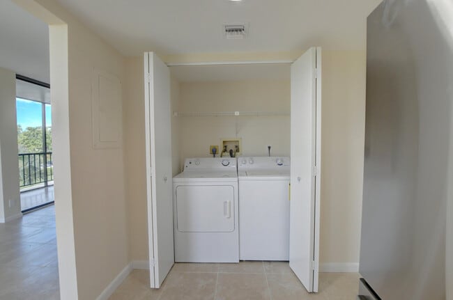 Building Photo - 6797 Willow Wood Dr