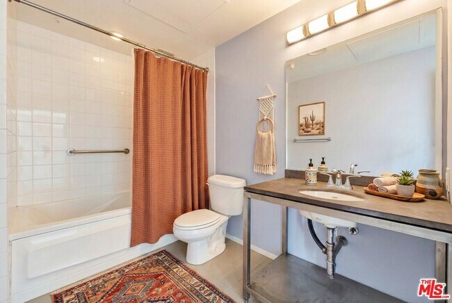 Building Photo - 315 E 8th St