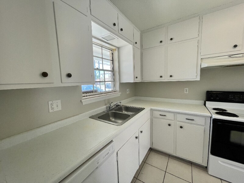 Building Photo - 8631 Mettler Dr