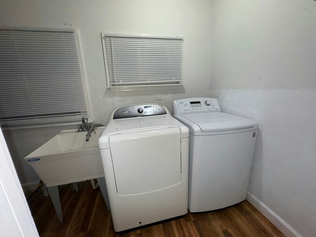 Building Photo - 2363 E Maple Rd