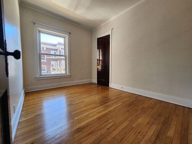 Building Photo - Large 3-bed/1-bath Apartment in the Heart of Rogers Park!
