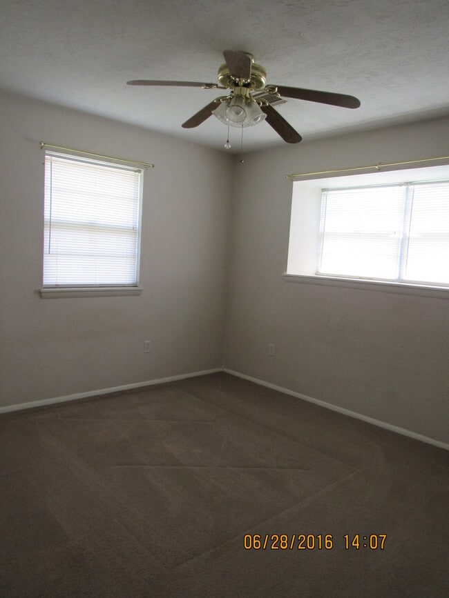 Building Photo - MOVE IN SPECIAL: $200 OFF OF THE 1ST FULL MONTH'S RENT! New carpet and freshly painted interiors