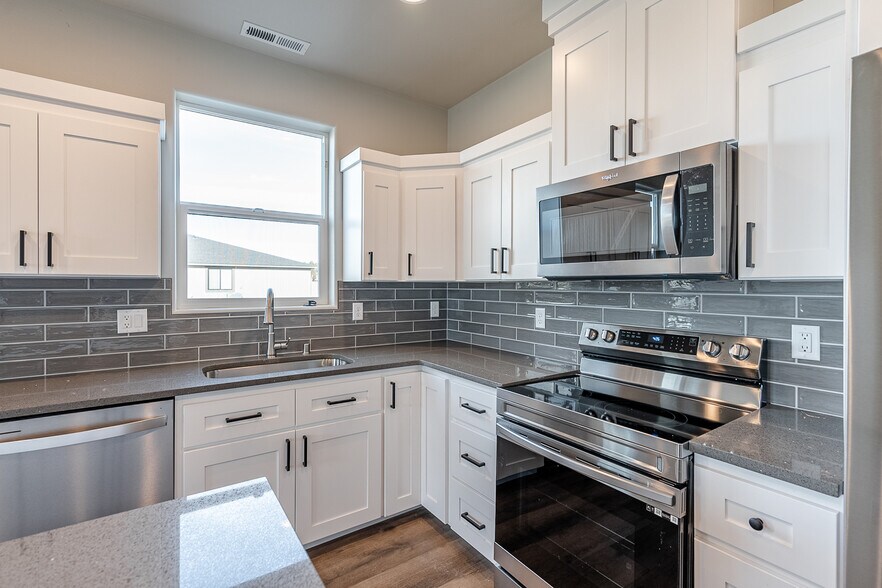 Building Photo - 4075 Quinn Dr NE