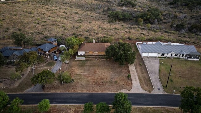 Building Photo - 113 W Bluebonnet Rd
