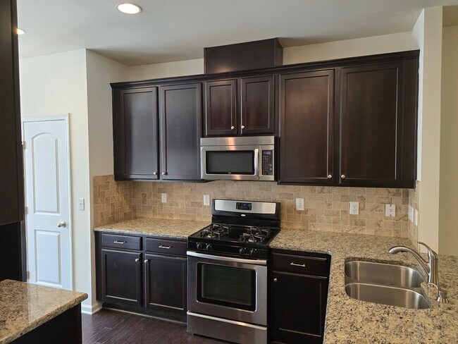 Building Photo - Spacious 3BR, 2.5BA Townhome with Loft & High Ceilings in a Fantastic Location!