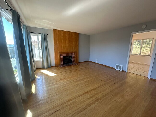 Building Photo - Charming Miraloma Park Home