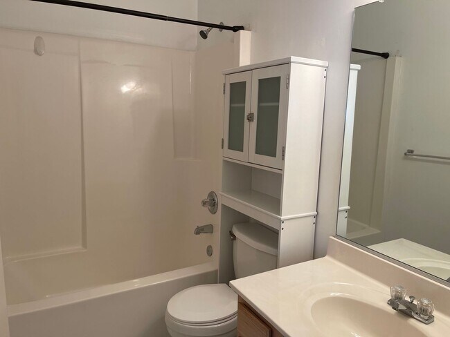 Building Photo - Beautiful 4-Bedroom Ranch in Courthouse Estates!