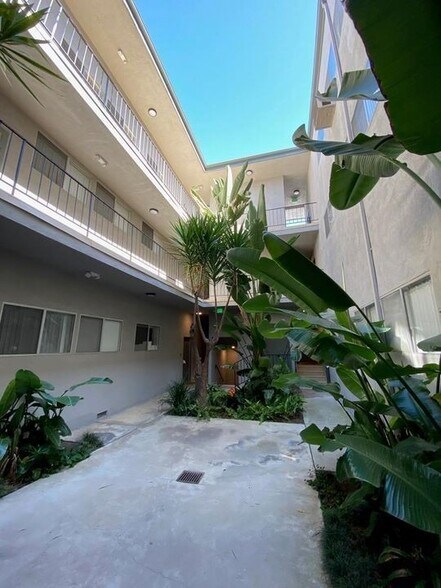 Building Photo - 11936 Darlington Ave