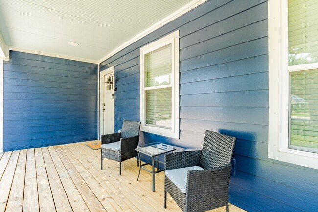 Building Photo - Stylish 3 Bedroom Bungalow near NAS and Be...
