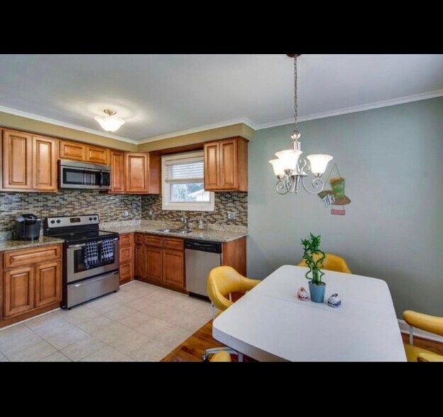 Building Photo - 721 W Sherwood Dr