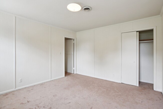 Building Photo - 8024 Regency Dr