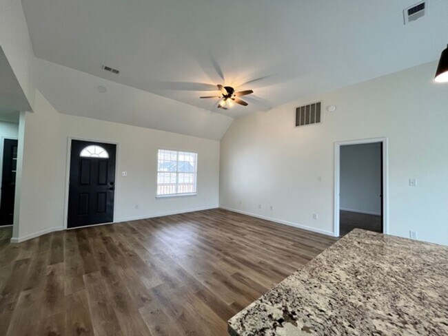 Building Photo - 204 Franklin Sq - Beautifully Updated Home in Bonaire