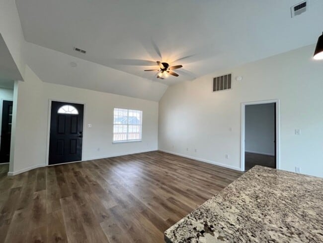 Building Photo - ***MOVE-IN SPECIAL*** $500 OFF *** Beautif...