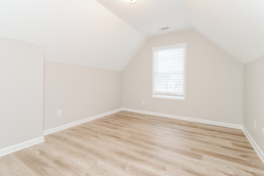 Building Photo - 2878 Suttonwood Way NE