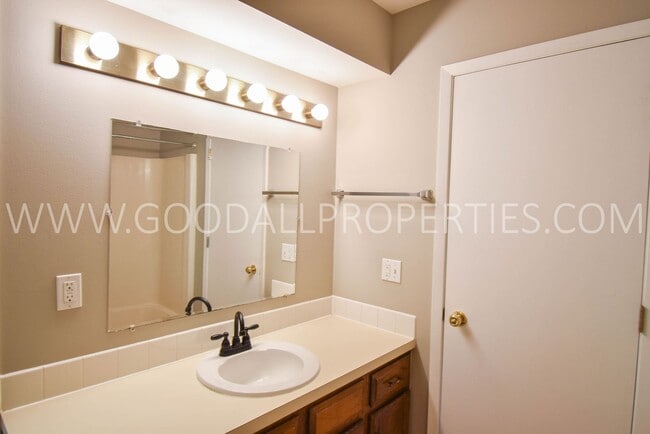 Building Photo - 3 Bed 2.5 bath Home with a fully fenced yard in West Des Moines with a 2-Car attached garage