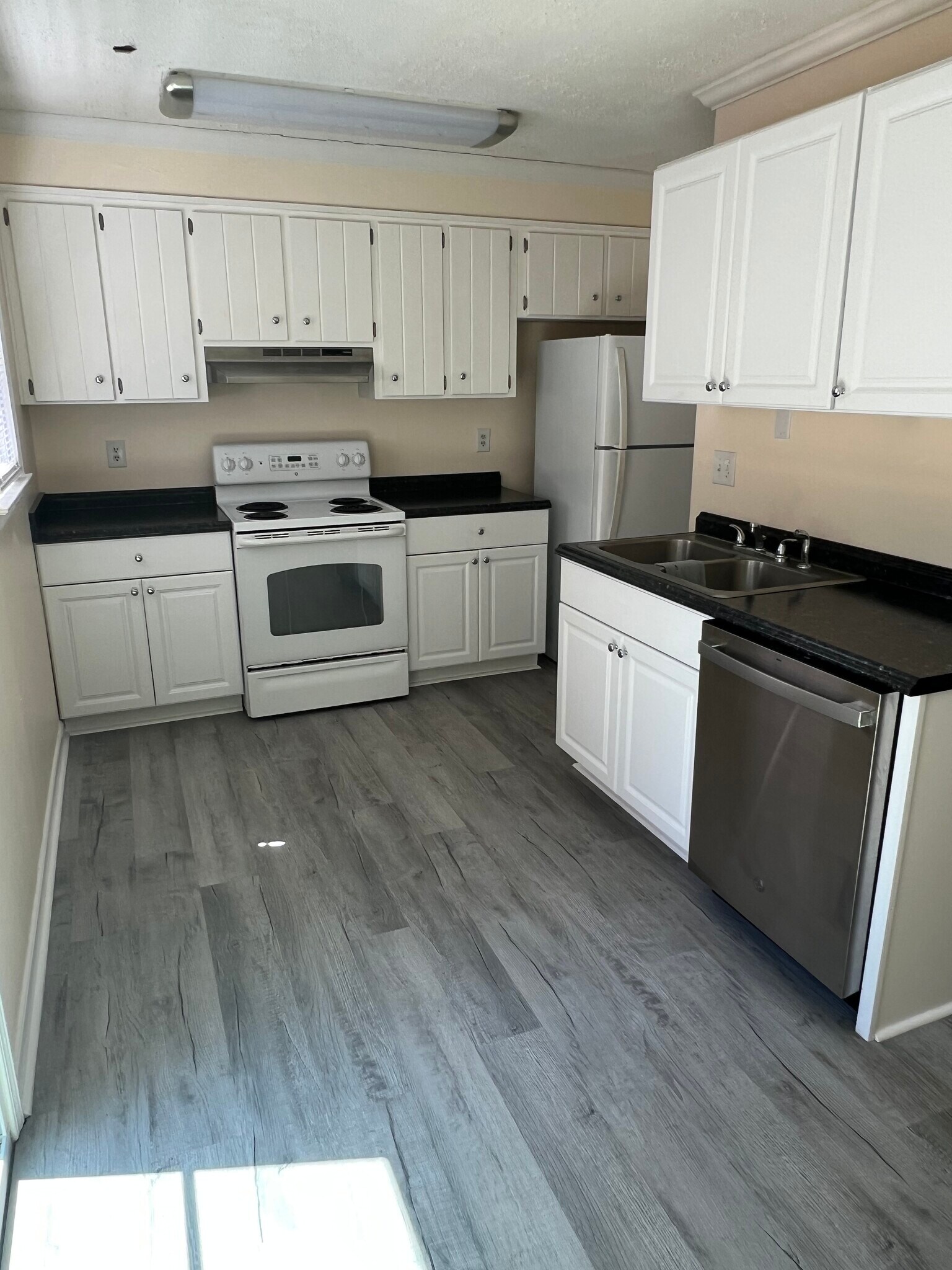 Building Photo - 323 E Blackstock Rd