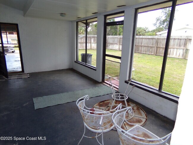 Building Photo - 1131 Glenham Dr NE