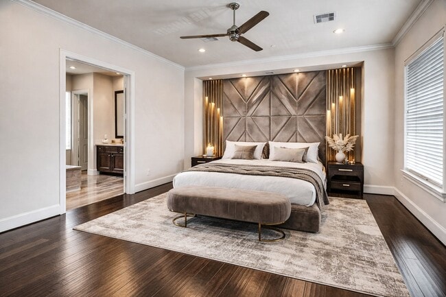 Building Photo - 2003 Covent Garden Station