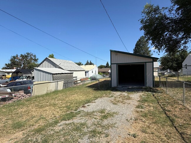 Building Photo - 1 Bed 1 Bath home with fenced yard and a s...