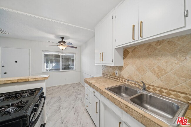 Building Photo - 7209 Willoughby Ave