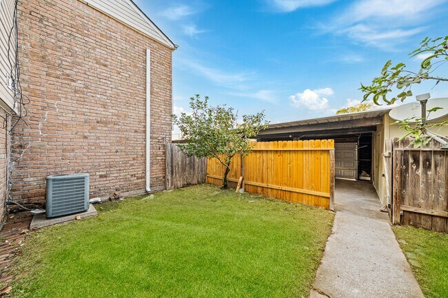 Building Photo - 8726 Wilcrest Dr