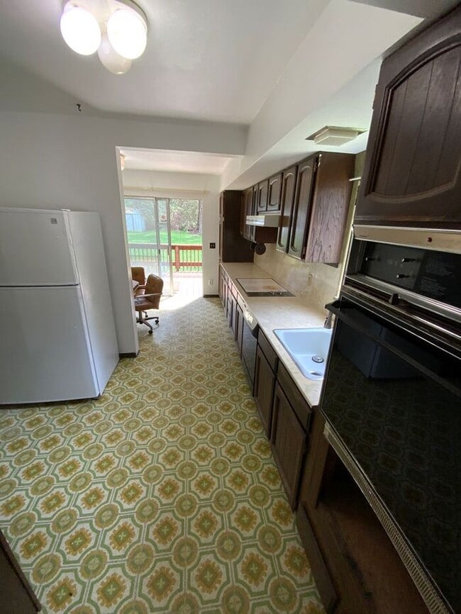 Building Photo - AVAILABLE NOW!!! Tacoma 2bdr 1 bath house w/ 2 car garage