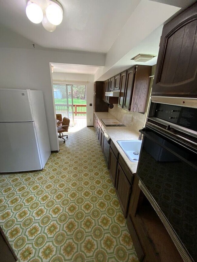 Building Photo - Tacoma 2bdr 1 bath house w/ 2 car garage